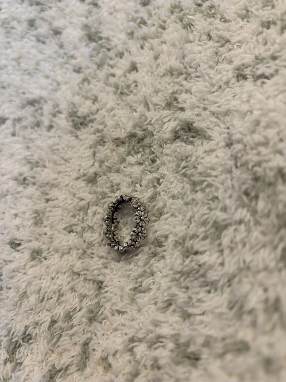 Dainty Silver Toned Daisies Floral Stackable Ring Size 7 NWT